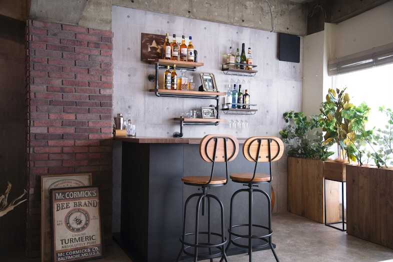 Studio Sweets box ビターキャラメル｜飲食系CMや夜のシーン撮影をリアルに演出する本格的なBarカウンター