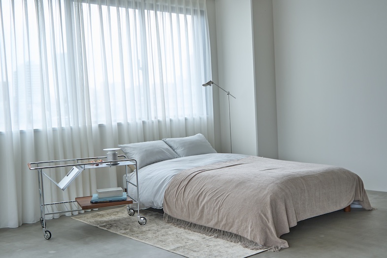 swamp gallery 神楽坂｜柔らかな光が差し込む中、ベッドを使った自然なモーニングシーンが演出できます