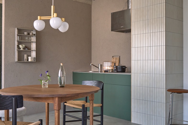 swamp gallery 神楽坂｜キッチンを背景にした、リビングでの食事シーンに