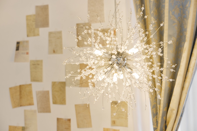 STUDIO ROLAN｜印象的な天井ライトが空間全体を明るく照らします