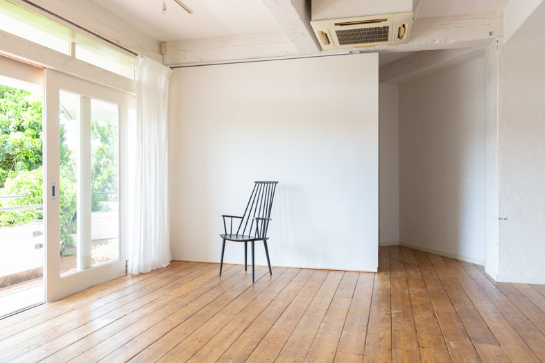 Hiroo house｜【2F】移動可能な白壁で、多彩なシーン演出が可能