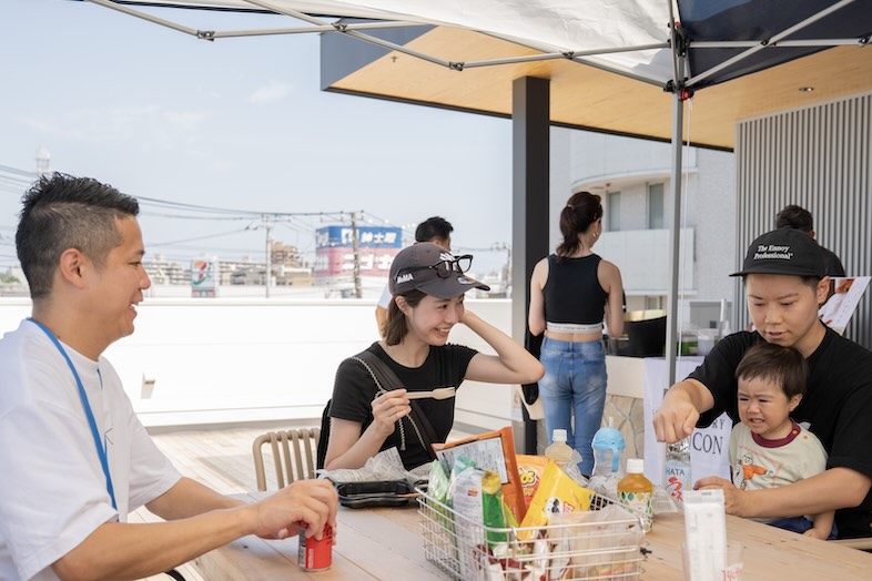 レストランでの家族団欒シーンや食事シーンに