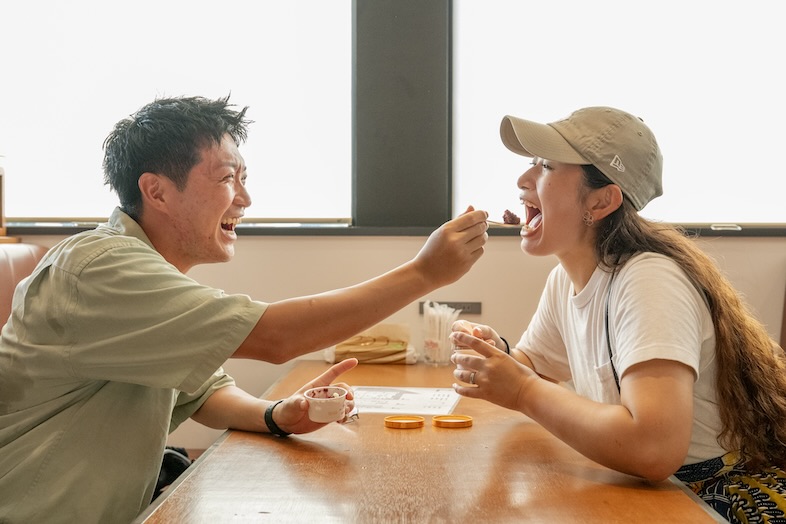 カフェでの食事シーンに