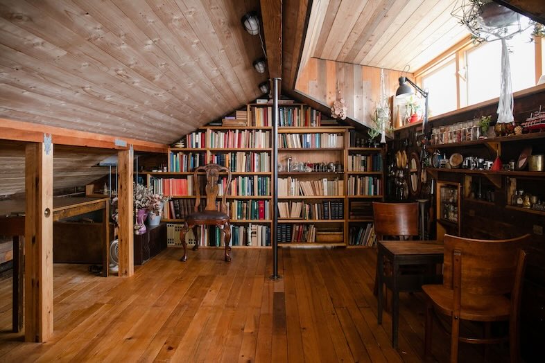 STUDIO BRASS｜ロフトの本棚スペース