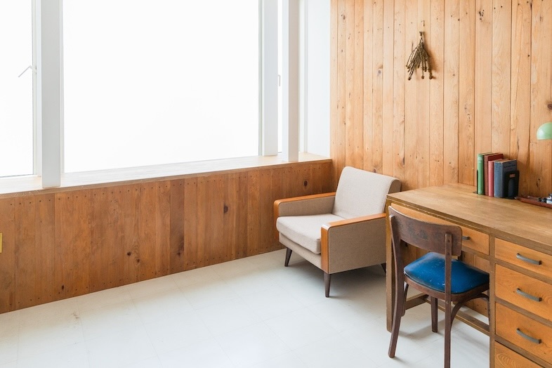 STUDIO BRASS｜1人掛けソファとウッド壁を背景に、落ち着いた雰囲気のインタビューや対談撮影が可能です