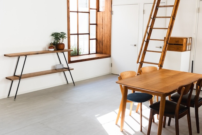 STUDIO BRASS｜白とウッドを基調とした温かみのある空間