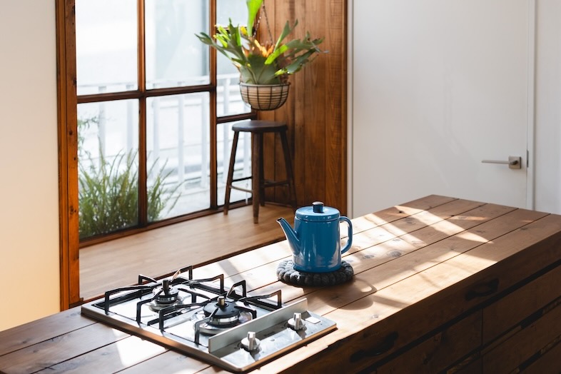 STUDIO BRASS｜自然光が降り注ぐキッチンは実際に調理も可能