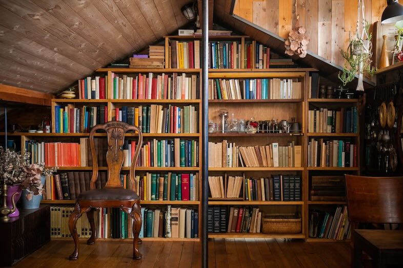 STUDIO BRASS｜ヴィンテージ調の本棚を背景に撮影可能