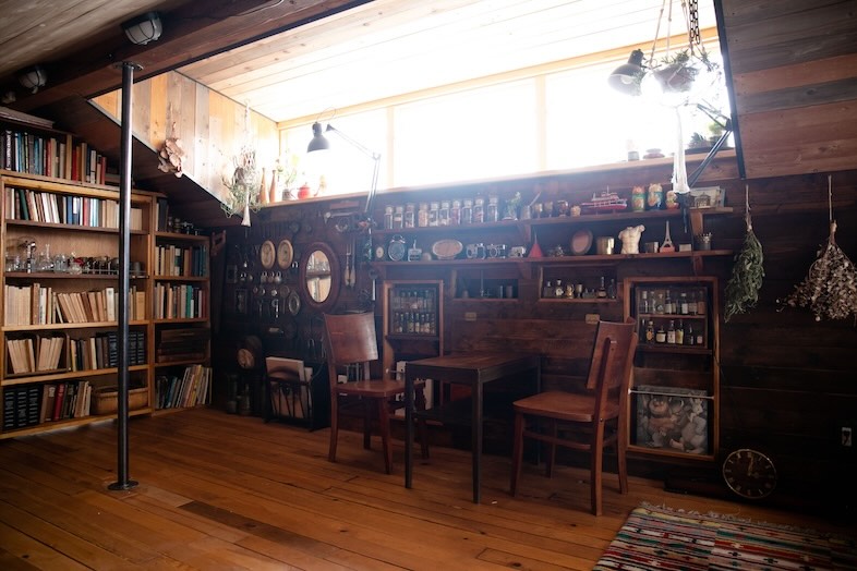 STUDIO BRASS｜アンティーク家具・小物が揃うロフトスペース