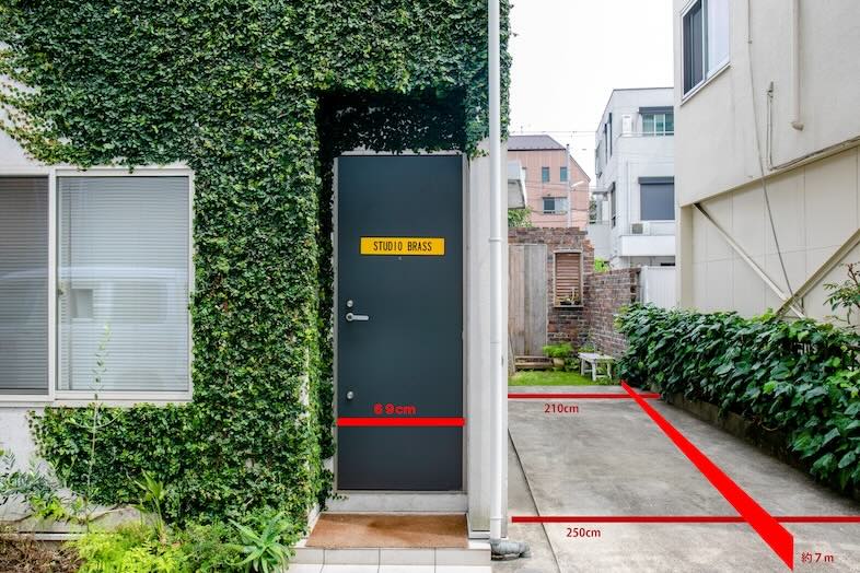 STUDIO BRASS｜入口・駐車場のサイズ