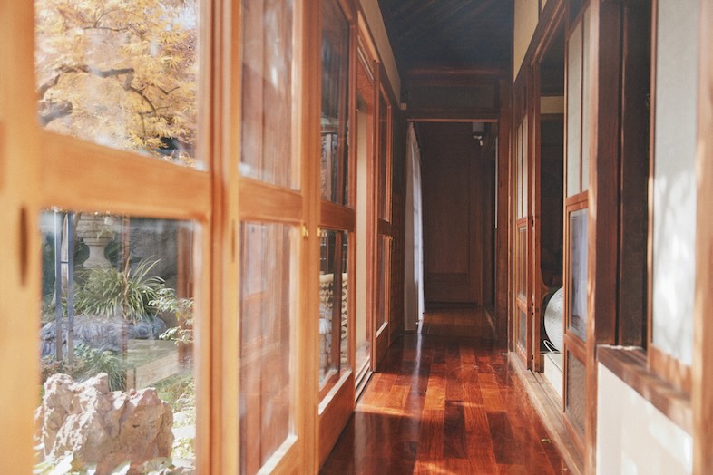 出汁　北千住古民家｜【1階】昭和の面影を感じる、懐かしさのある廊下