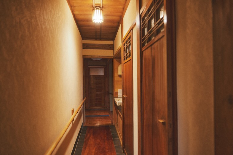 出汁　北千住古民家｜【1階】どこか懐かしさを感じさせる趣のある廊下