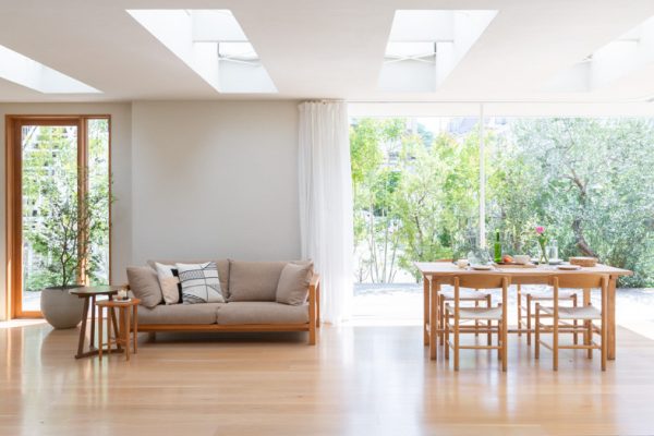 【4st】高さ2.5mの大型引き戸は壁内に収納可能で、開放感のある空間を演出