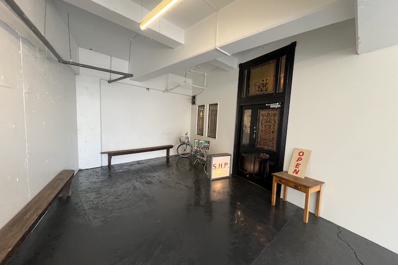 S.H.P. OTOWA FAB STUDIO｜白壁と黒床のコントラストが美しいエントランス