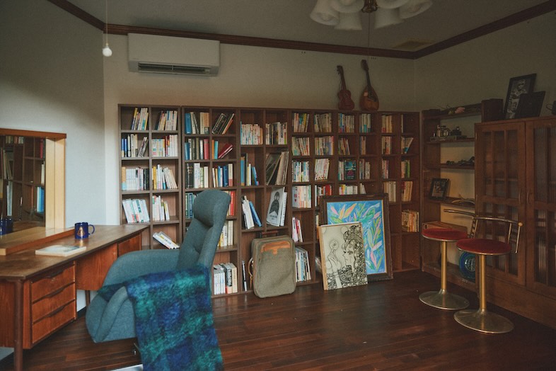 出汁　北千住古民家｜【1階】本棚が並ぶ書斎