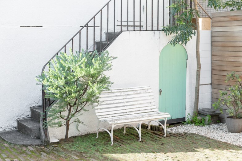 maison de blanc｜事務所棟の外壁や階段も撮影スポットとして