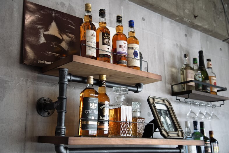 Studio Sweets box ビターキャラメル｜ディテールカットに使えるBarカウンターのボトル棚