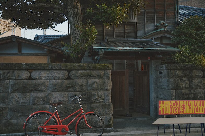 出汁　北千住古民家｜【外観】レトロな自転車とベンチあり