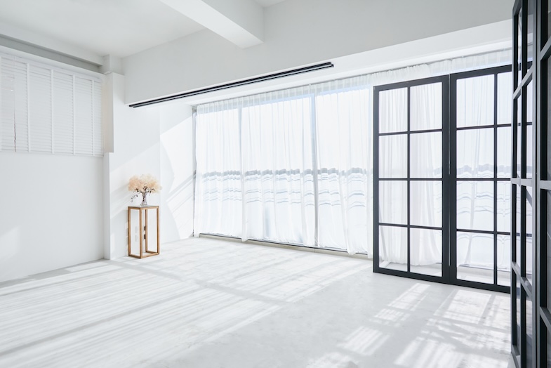 TAO STUDIO toda｜【撮影例】白・モルタルを基調としたシンプルな空間で使い勝手抜群