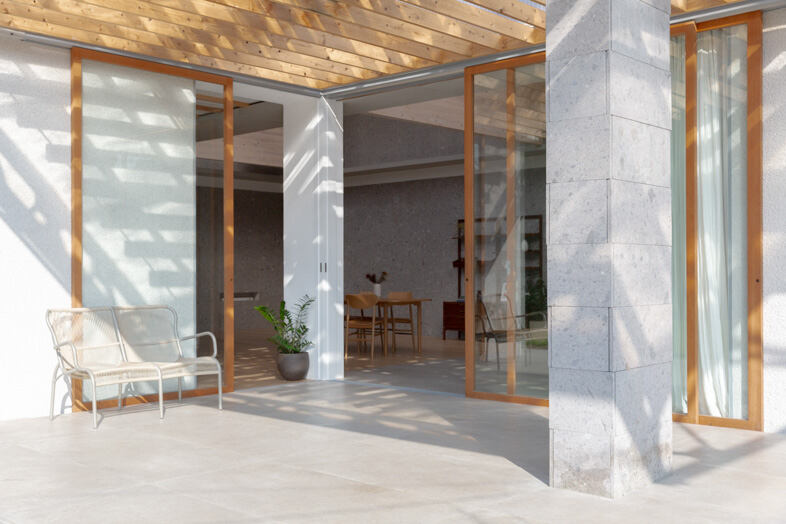 Studio Basil︎｜【Sage】木製パーゴラのあるテラスは雨天でも撮影できる半屋外空間