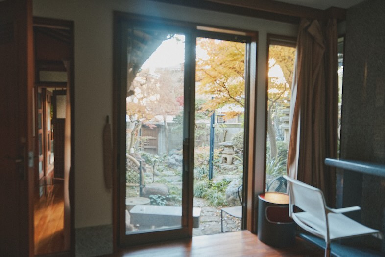 出汁　北千住古民家｜【1階】書斎から、木漏れ日が気持ちの良い空間