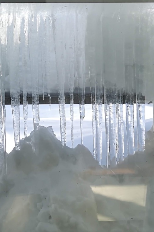 THE GARDEN｜連なる氷柱が織りなす冬の造形美は、非日常の寒色世界を切り取るファンタジーカットにぴったり