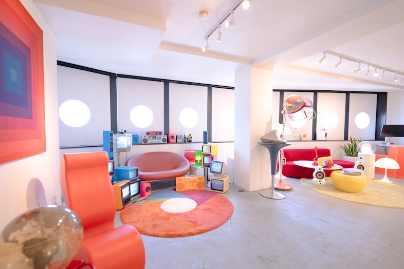 STUDIO PODBASE レトロポップ平和島｜【入り口から窓側】8つの丸窓は取り外し可能なため、グリーンバックや色付きの素材をはめ込むことが可能