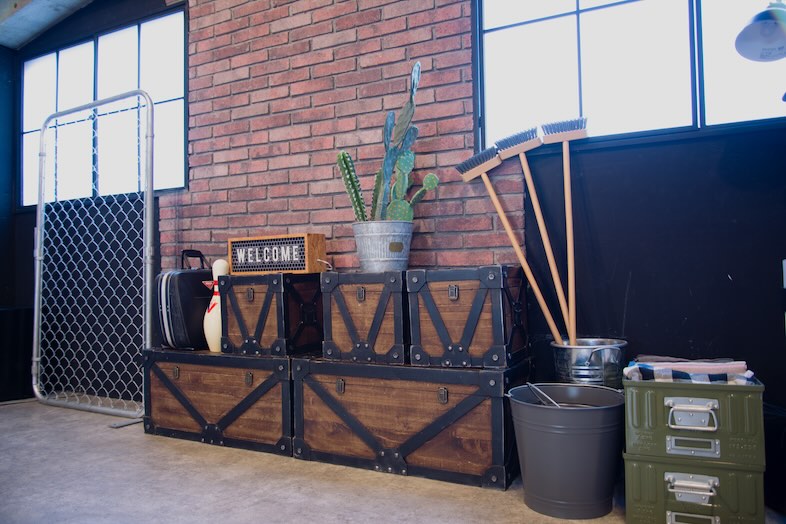 Studio Sweets box ビターキャラメル｜インダストリアルなウッドボックスと植物はライフスタイル撮影やLOOKブックの背景に最適