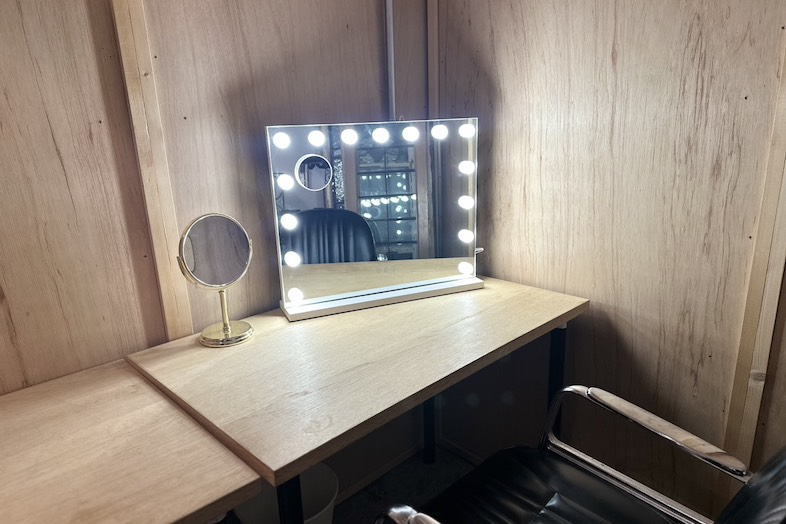 S.H.P. OTOWA FAB STUDIO｜【個室】ハリウッドミラーを完備しているので、控室やメイクルームとしても使用可能です