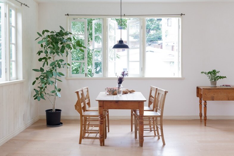 maison de blanc｜南側に面した最も明るい空間は、フレンチ窓とアンティーク家具が印象的