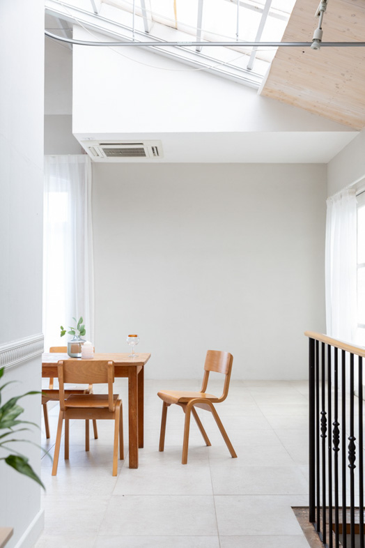 Studio Couleurs｜【1st】落ち着いたトーンの内装と木製家具のコントラストが美しい空間
