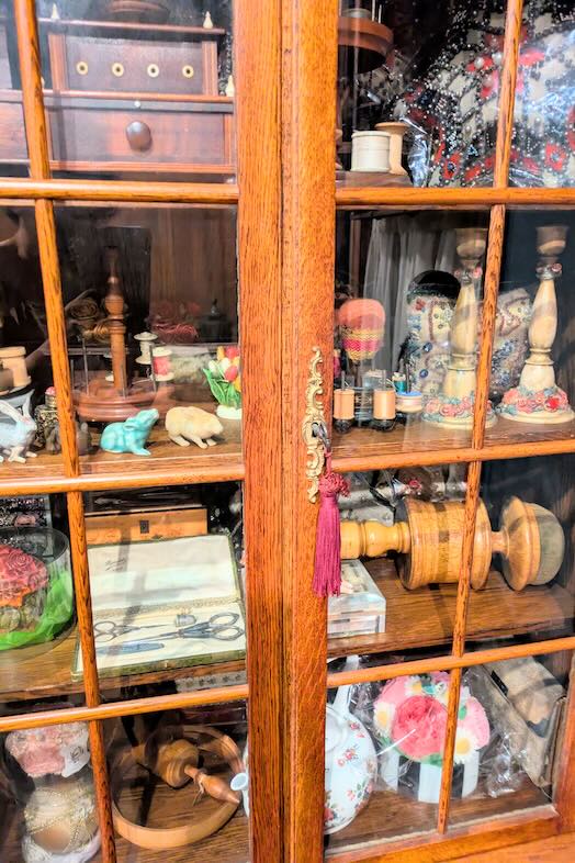 【1F 花嫁の控室】アンティーク小物が入った棚