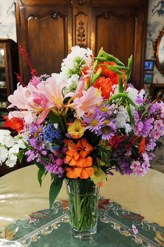【1F ダイニングルーム】庭から収穫した花を飾って