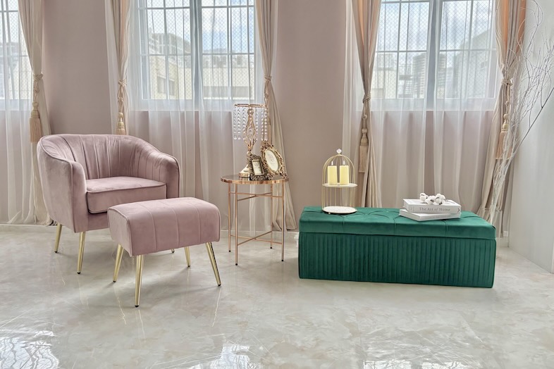 STUDIO ROLAN｜形状の異なるピンクとグリーンのソファがアクセントに