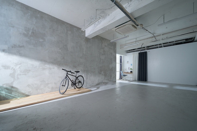 studio DA｜無機質な壁面に自転車などをセットすることでストリート感あるカットに