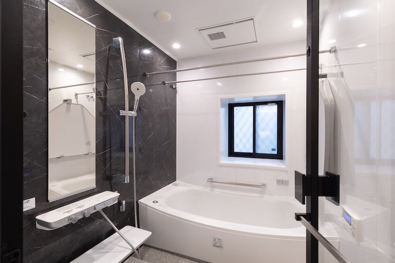 スタジオINAMURA248｜シンプルで明るい浴室