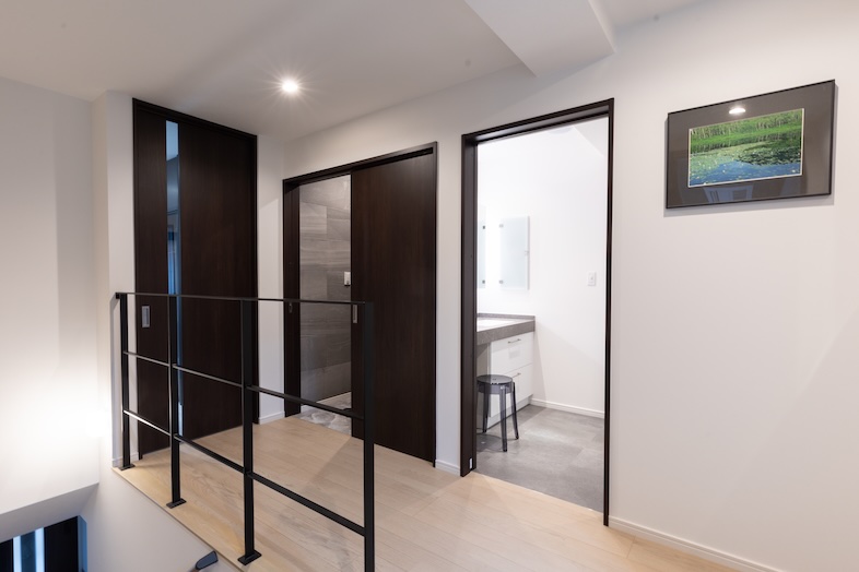 スタジオINAMURA248｜階段ホールと廊下の抜け感が絶妙な構図