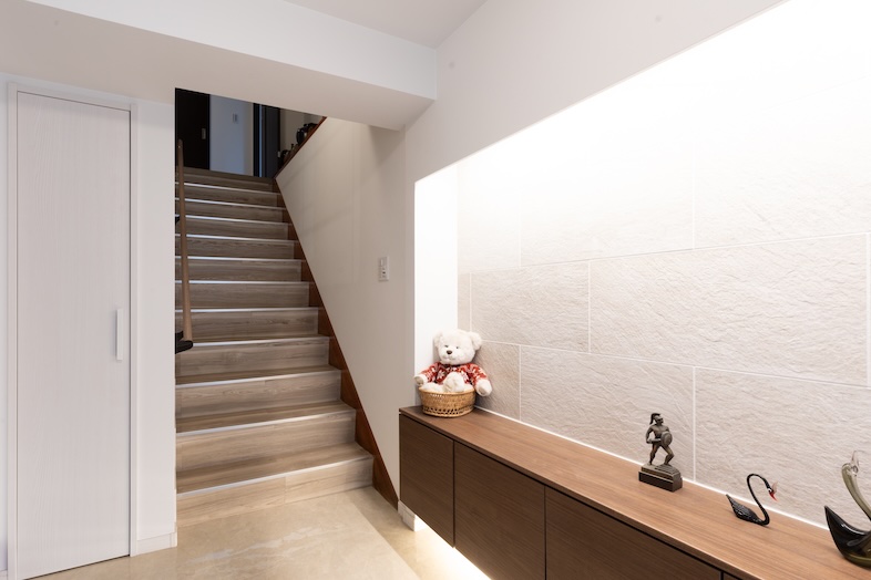 スタジオINAMURA248｜さりげない飾り棚が暮らしの温度を感じさせる階段と小物ディスプレイ