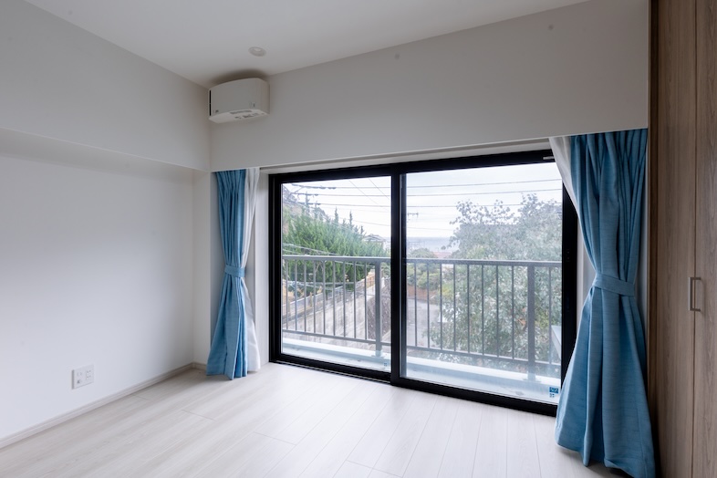 スタジオINAMURA248｜大きな掃き出し窓とバルコニー