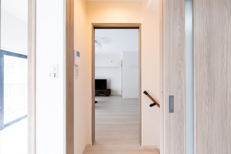 スタジオINAMURA248｜木製ドア越しの構図はシーン切り替えに重宝