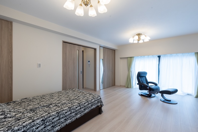 スタジオINAMURA248｜ベッドとリクライニングチェアのある構図はワークライフバランスを表現するカットにもおすすめ