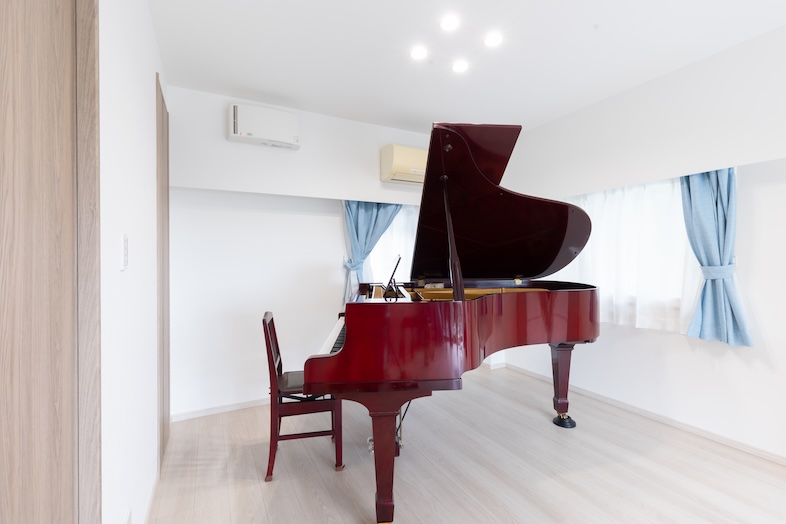 スタジオINAMURA248｜赤いグランドピアノのクローズアップカット