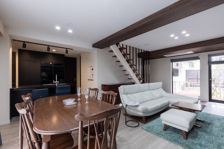 スタジオINAMURA248｜リビングダイニングの引きの構図