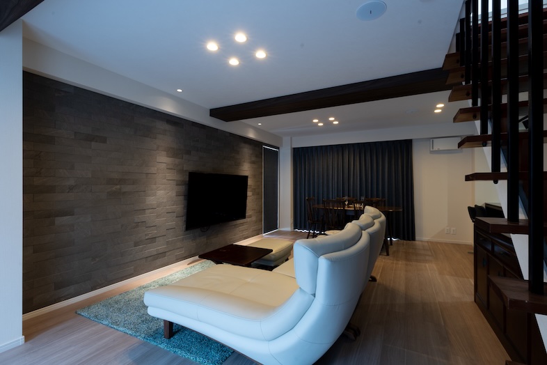 スタジオINAMURA248｜間接照明が落ち着いた雰囲気を演出する夜のリビング