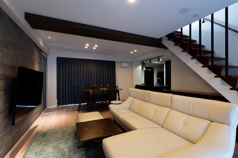 スタジオINAMURA248｜間接照明が落ち着いた雰囲気を演出する夜のリビング