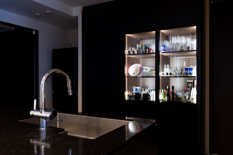 スタジオINAMURA248｜間接照明が落ち着いた雰囲気を演出する夜のキッチン