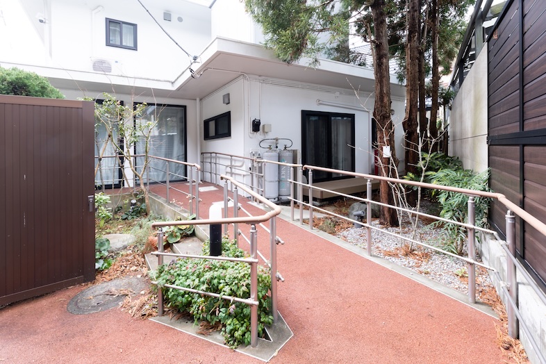 スタジオINAMURA248｜玄関までつづくスロープで搬入も楽々