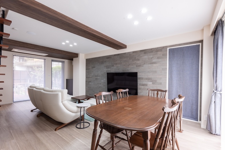 スタジオINAMURA248｜団欒シーンやパーティーシーンに最適なモダンなリビングダイニング