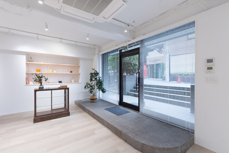 GOBLIN.北参道 -ROADSIDE-｜入り口から自然光が豊富に差し込みます