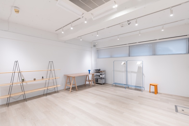 GOBLIN.北参道 -ROADSIDE-｜鏡やソファ・テーブルなどの備品あり